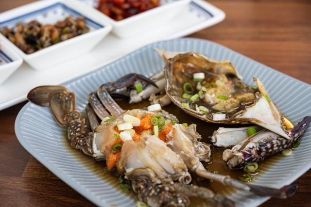 충남 서산시의 암꽃게 양념게장 정식.