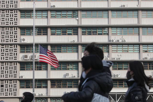 2023년 미국 로스앤젤레스에서 발생한 총격 사건으로 서울 주한미국대사관에 조기가 걸려있다. 뉴시스