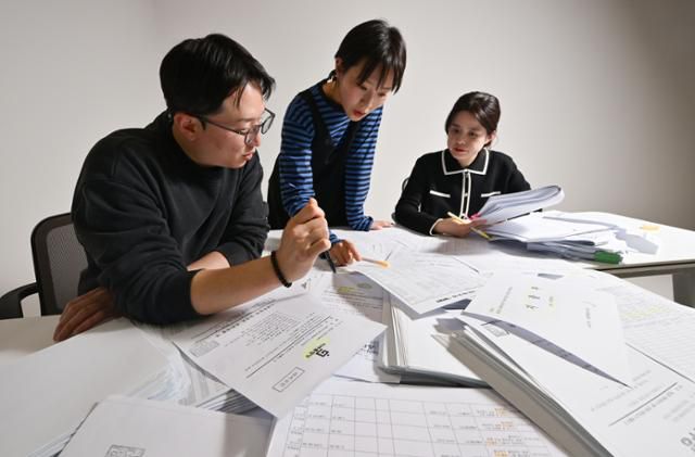 서울 중구 한국일보 본사에서 본보 엑설런스랩 김동욱, 한소범, 김지현 기자가 여론조사 관련 자료를 들여다보고 있다. 최주연 기자