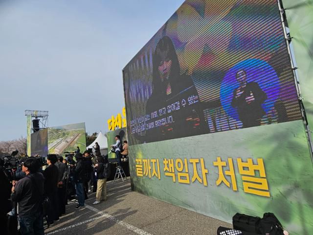 16일 오후 3시 경기 안산시 단원구 화랑유원지 제3주차장에서 열린 세월호 참사 11주기 기억식에서 참사 당시 생존자 장애진씨가 ‘기억편지’를 낭독하고 있다. 이종구 기자