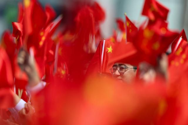 15일 베트남 하노이 노이바이 국제공항에서 시진핑 중국 국가주석을 환송하는 사람들이 중국과 베트남 국기를 흔들고 있다. 하노이=로이터 연합뉴스