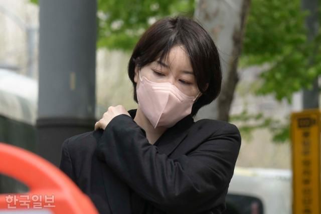 문재인 전 대통령의 딸 다혜씨가 17일 서울 마포구 서울서부지법에서 열린 도로교통법상 음주운전 및 공중위생관리법 위반 혐의 1심 선고기일에 출석하고 있다. 강예진 기자