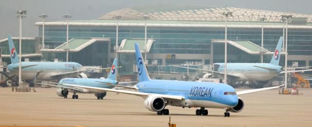 대한항공 새 CI 적용 항공기 KE703이 12일 인천국제공항에서 이륙을 준비하고 있다. 뉴시스