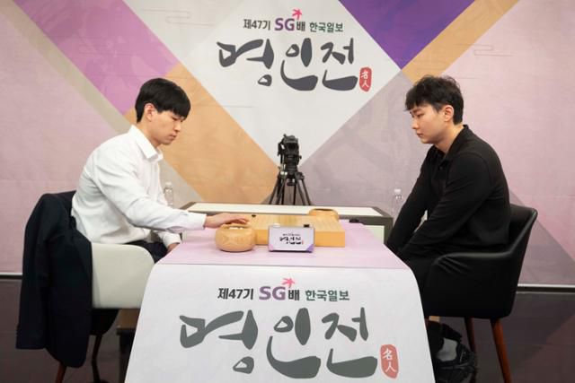 이지현(왼쪽) 9단이 지난해 12월 경기 성남시 SG타워 K바둑 스튜디오에서 열렸던 '제47기 SG배 한국일보 명인전' 결승 2국에서 박정환 9단과 대국을 벌이고 있다. 앞선 1국에 이어 2국까지 박 9단에게 패한 이 9단은 당시 3판2선승제(3번기)로 진행됐던 '제47기 명인전' 우승컵을 박 9단에게 내줬다. 성남=류기찬 인턴기자