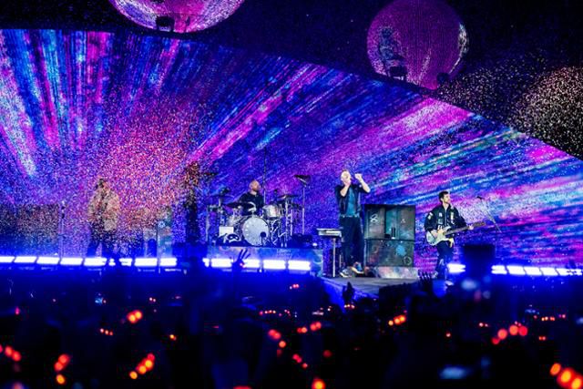 쏟아지는 무지개색 컨페티 속 고양벌 객석을 빼곡하게 채운 관객들 역시 자리에서 점프를 하고 함성을 지르며 열광적으로 공연을 즐겼다. 라이브네이션코리아 제공