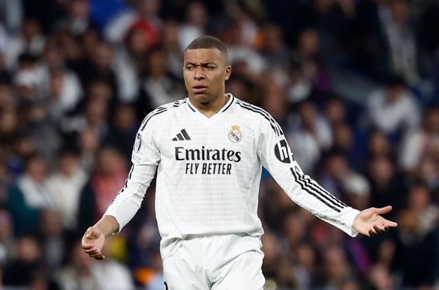 킬리안 음바페가 17일 오전(한국시간) 스페인 마드리드의 산티아고 베르나베우에서 열린 2024~25시즌 UCL 8강 2차전 레알 마드리드와 아스널의 경기에서 플레이가 잘 되지 않자 인상을 쓰고 있다. 마드리드=로이터 연합뉴스