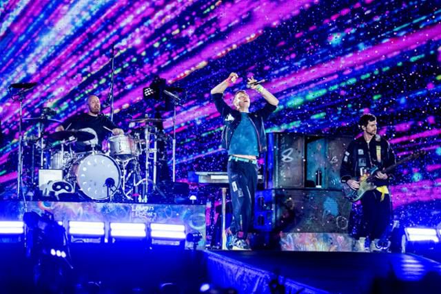 콜드플레이는 16일 고양시 일산서구 고양 종합운동장에서 월드 투어 '뮤직 오브 더 스피어스' 일환으로 열린 내한 공연의 포문을 열었다. 라이브네이션코리아 제공