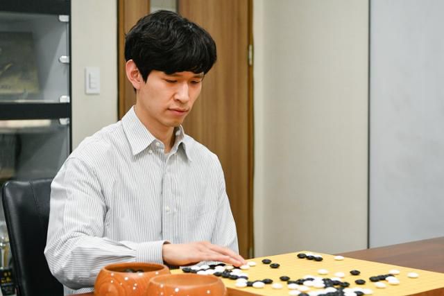 지난 11일 서울 성동구 한국기원에서 만난 이지현 9단이 최근 ‘제26기 맥심커피배 입신최강전’에서 세계 랭킹 1위인 신진서 9단과 가진 결승 3국을 복기하고 있다. 이 9단은 3판2선승제(3번기)로 진행된 ‘제26기 맥심배’에서 신 9단에게 2승1패로 승리, 우승컵을 차지했다. 남동균 인턴기자