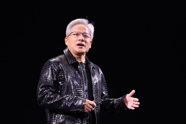 젠슨 황 엔비디아 최고경영자(CEO)가 지난 1월 미국 네바다주 라스베이거스에서 열린 전시회 CES 2025 기조연설을 하고 있다. 라스베이거스=뉴스1