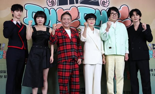 배우 곽동연(왼쪽부터), 코미디언 이은지, 이봉원, 팽현숙, 최양락, 배우 유승호가 17일 서울 마포구 스탠포드호텔에서 열린 예능 프로그램 대결! 팽봉팽봉 제작발표회에 참석해 포즈를 취하고 있다. 뉴스1