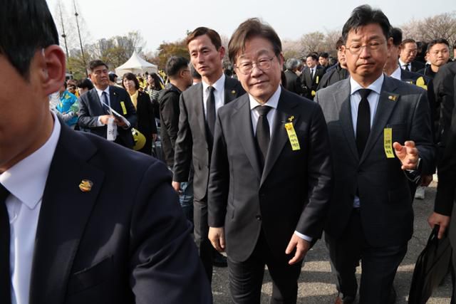 이재명(오른쪽 두 번째) 전 더불어민주당 대표가 16일 경기 안산시 단원구에서 열린 세월호참사 11주기 기억식에 참석한 뒤 이동하고 있다. 뉴스1