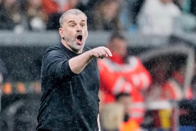 엔제 포스테코글루 토트넘 감독이 18일 오전(한국시간) 독일 프랑크푸르트의 도이체방크 파크에서 열린 프랑크푸르트와의 2024~25시즌 UEL 8강 2차전에서 그라운드의 선수들에게 지시를 내리고 있다. 프랑크푸르트=AP