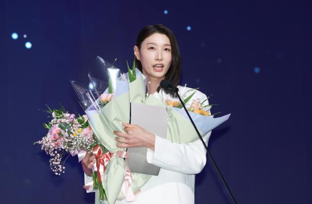 김연경이 14일 서울 서대문구 그랜드 스위스 호텔에서 열린 프로배구 2024~25시즌 V리그 시상식에서 여자부 정규리그 MVP상을 수상한 후 소감을 밝히고 있다. 연합뉴스 김연경이 14일 서울 서대문구 그랜드 스위스 호텔에서 열린 프로배구 2024~25시즌 V리그 시상식에서 여자부 정규리그 MVP상을 수상한 후 소감을 밝히고 있다. 연합뉴스