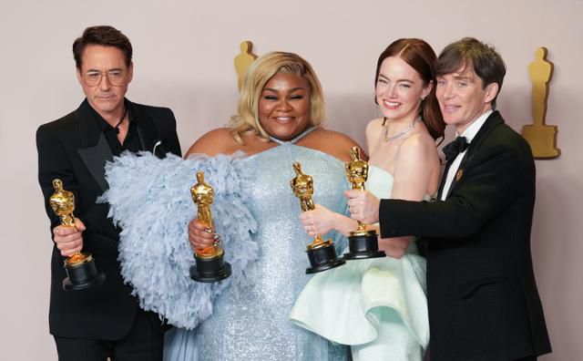 지난해 3월 미국 캘리포니아주 로스앤젤레스에서 열린 제96회 아카데미 시상식에서 수상자들이 기념촬영을 하고 있다. 로버트 다우니 주니어(왼쪽 첫 번째)와 에마 스톤(오른쪽 두 번째)은 시상식 중 무대에서 아시아계 배우에게 보인 태도로 '인종차별'이라는 비판을 받았다. 로스앤젤레스=UPI 연합뉴스