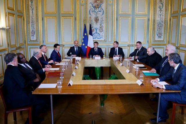 17일 프랑스 파리 엘리제궁에서 에마뉘엘 마크롱(왼쪽에서 일곱 번째) 프랑스 대통령이 주재하고 프랑스·독일·영국·미국·우크라이나가 참석하는 러시아·우크라이나 휴전 관련 회담이 진행되고 있다. 파리=APF 연합뉴스