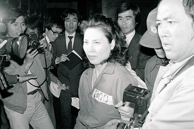1982년 5월 '어음 사기' 혐의로 구속된 장영자씨 모습. 장씨는 남편 이철희씨와 함께 사채시장을 통해 7,000억 원에 육박하는 사기 행각을 벌였다. 한국일보 자료사진