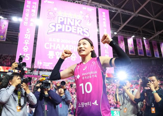 흥국생명 김연경이 8일 인천 삼산월드체육관에서 열린 2024~25시즌 프로배구 V리그 여자부 챔피언결정전 정관장과 5차전에서 세트스코어 3-2로 승리, 우승을 확정한 뒤 기뻐하고 있다. 연합뉴스