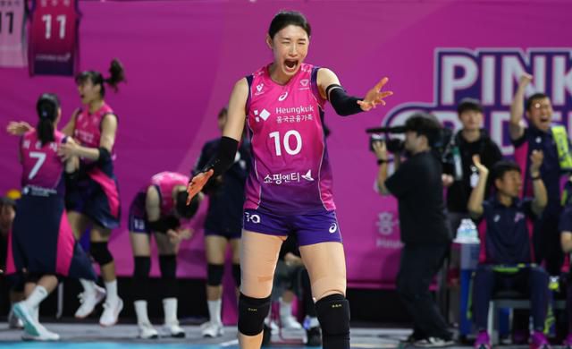 흥국생명 김연경이 8일 인천 삼산월드체육관에서 열린 2024~25시즌 V리그 여자부 챔피언결정전 정관장과 5차전에서 득점 후 포효하고 있다. 연합뉴스