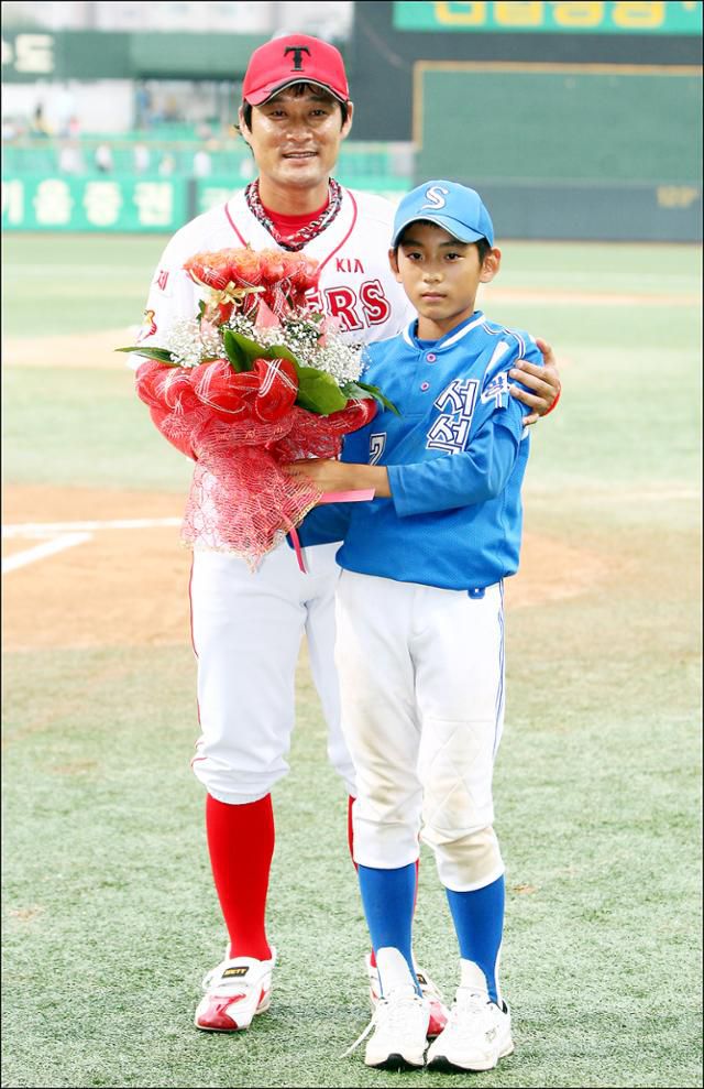 2010년 당시 KIA 소속 이종범과 아들 이정후가 사진촬영을 하고 있다. KIA 제공