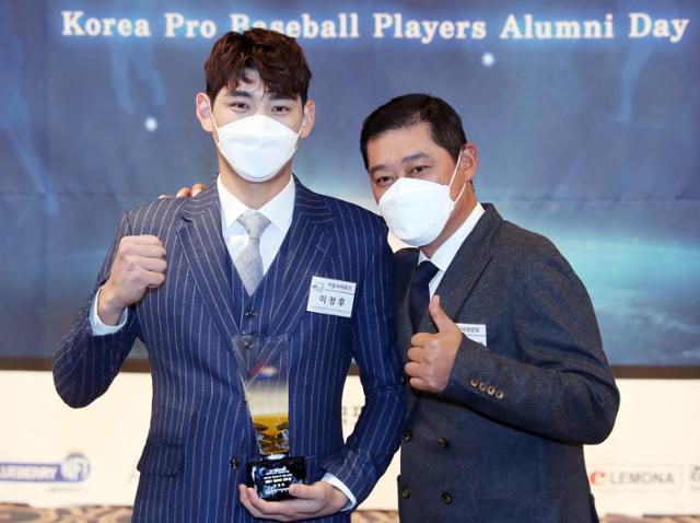 2021년 12월 2일 서울 호텔 리베라에서 열린 2021 제9회 한국프로야구 은퇴선수의 날 시상식 행사에서 키움의 이정후(왼쪽)가 아버지 이종범 한국프로야구 은퇴선수협회 부회장으로부터 '최고의 선수상'을 받은 뒤 기념촬영하고 있다. 뉴시스