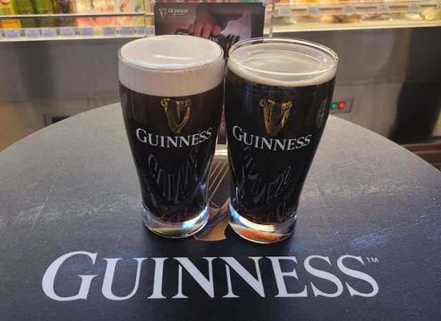 나이트로서지로 따른 기네스(왼쪽)는 풍부한 거품을 냈다. 반면 아무 장치 없이 따른 기네스는 얇은 기포만 맥주 위에 깔렸다. 박경담 기자