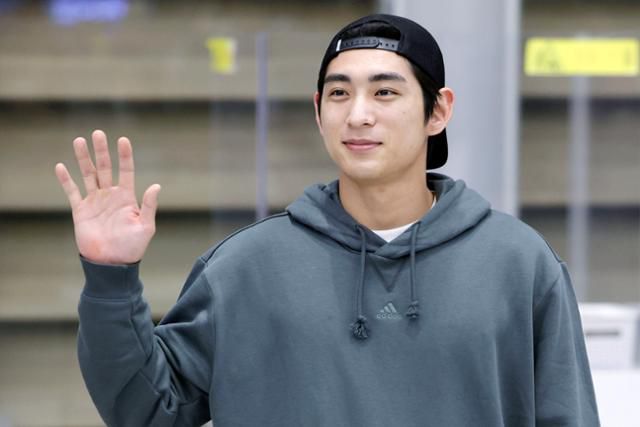메이저리그 샌프란시스코에 입단한 이정후가 2023년 12월 19일 인천국제공항을 통해 귀국 후 취재진을 향해 손을 흔들고 있다. 뉴시스