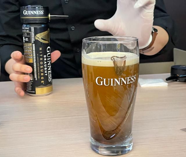 나이트로서지로 따른 기네스 모습. 질소가 오르락내리락하는 서징 현상을 통해 거품은 쫀쫀하게, 원액은 부드러워진다. 디아지오코리아 제공