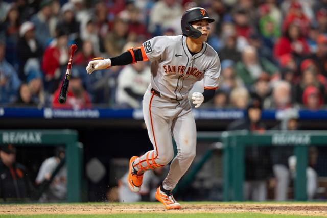 샌프란시스코 이정후가 16일 미 펜실베이니아주 필라델피아의 시티즌스뱅크 파크에서 열린 2024 메이저리그 필라델피아와 경기에서 5회 초 2루타를 치고 있다. 필라델피아=AP 뉴시스