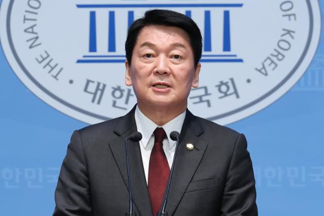 국민의힘 대선 경선 후보인 안철수 의원이 20일 오전 서울 여의도 국회 소통관에서 현안 관련 기자회견을 하고 있다. 뉴스1