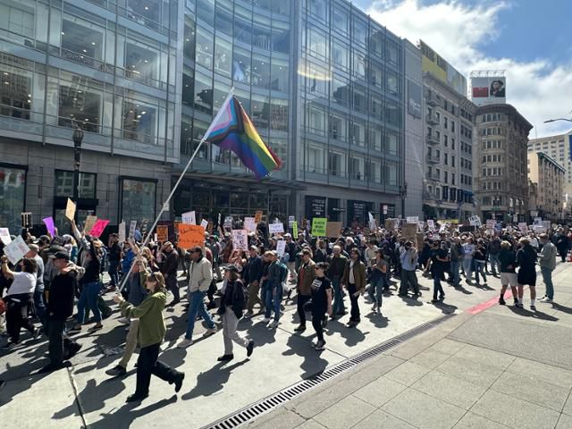 19일 미국 캘리포니아주 샌프란시스코 시내에서 시민 1,000여 명이 도널드 트럼프 대통령을 규탄하며 행진하고 있다. 샌프란시스코=이서희 특파원