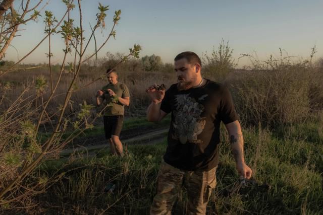 우크라이나 군인들이 19일 우크라이나 동부 도네츠크주 최전방에 있는 코스티안티니우카 마을에서 지상에 떨어진 러시아 무인기(드론)를 점검하고 있다. 코스티안티니우카=로이터 연합뉴스
