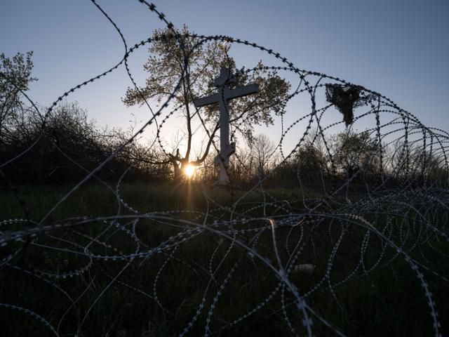 부활절 전날인 19일 우크라이나 동부 도네츠크주 최전방에 있는 코스티안티니우카 마을에서 십자가가 세워져 있다. 코스티안티니우카=로이터 연합뉴스