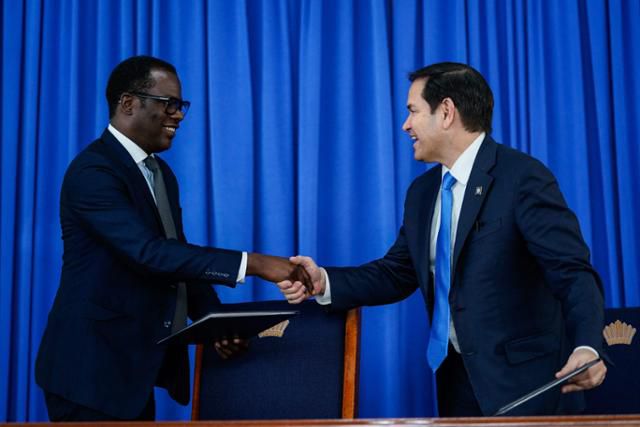 마코 루비오(오른쪽) 미국 국무장관이 지난달 27일 남미 국가 가이아나 수도 조지타운에서 휴 토드 가이아나 외무장관과 만나 악수하고 있다. 조지타운=AFP 연합뉴스