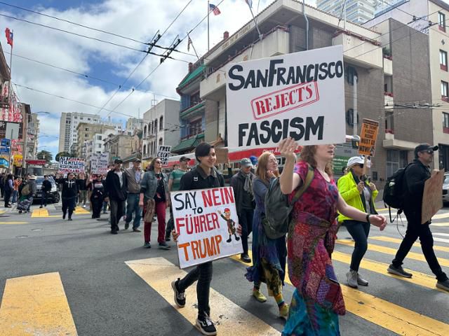 19일 미국 캘리포니아주 샌프란시스코 차이나타운에서 시민 1,000여 명이 도널드 트럼프 대통령을 규탄하며 행진하고 있다. 샌프란시스코=이서희 특파원