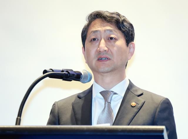 안덕근 산업통상자원부 장관이 18일 서울 용산구 그랜드 하얏트 호텔에서 열린 주한미국상공회의소(AMCHAM·암참) 주최 에너지 혁신 포럼에 참석해 축사를 하고 있다. 뉴스1