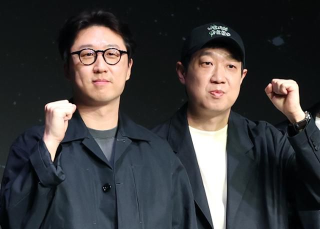 배수민 감독과 한준희 기획총괄(오른쪽)이 21일 서울 마포구 호텔 나루 엠갤러리에서 진행된 넷플릭스 시리즈 약한영웅 Class 2 제작발표회에 참석해 포즈를 취하고 있다. 뉴스1