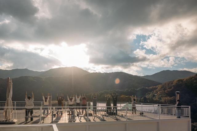 경북 예천군 효자면의 청년마을인 생텀마을 참가자들이 지난해 11월 2일 효자면 복합문화공간에서 체조를 하고 있다. 생텀마을 제공