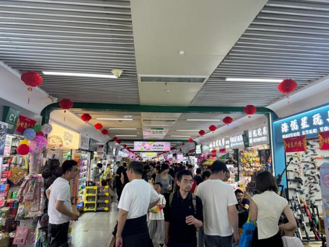 행인들이 19일 중국 저장성 이우시 이우시장의 완구 코너를 지나가고 있다. 이우=이혜미 특파원