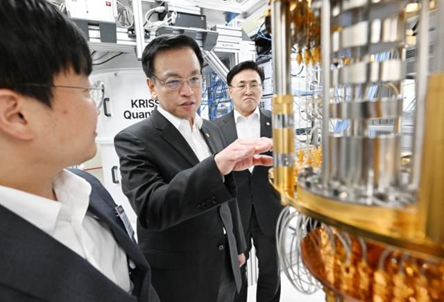 최상목(가운데) 부총리 겸 기획재정부 장관이 3월 12일 대전 유성구 한국표준과학연구원에서 열린 양자전략위원회 1차 회의 참석 후 초전도 양자컴퓨터 연구실을 방문해 설명을 듣고 있다. 연합뉴스