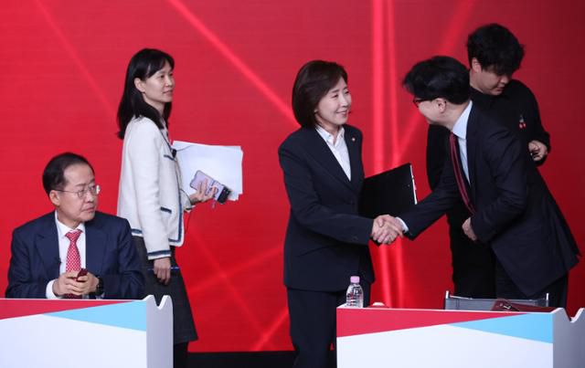 국민의힘 소속 나경원(가운데) 의원과 한동훈(오른쪽 두 번째) 전 대표가 20일 서울 강서구 ASSA아트홀에서 열린 대선 후보 1차 경선토론회에 참석해 악수하고 있다. 맨 왼쪽은 홍준표 전 대구시장. 국회사진기자단