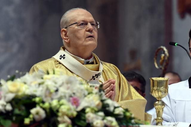 페테르 에르되 추기경이 지난 20일 헝가리 에스테르곰 대성당에서 부활절 미사를 집전하고 있다. 에스테르곰=EPA 연합뉴스