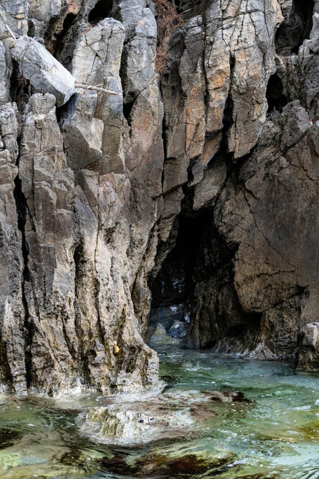 협곡계단 아래 파식대에서 볼 수 있는 동굴.