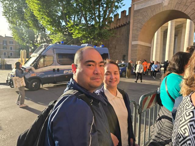 22일 바티칸으로 입장하기 위한 대기 줄에서 만난 필리핀계 캐나다인 카밀루스는 프란치스코 교황은 나에게 '자비의 상징'이었다고 말했다. 로마=신은별 특파원