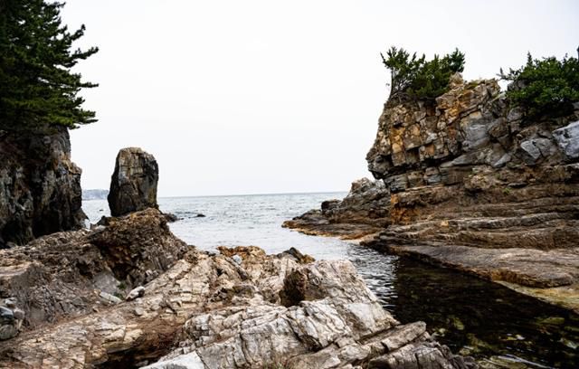 협곡계단을 내려오면 보이는 풍경. 좌측 시스택과 우측 갯바위 사이로 작은 만이 형성돼 있다.