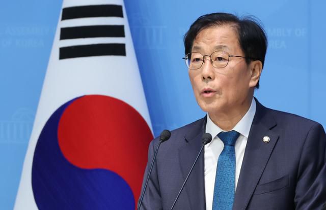 이재명캠프 정책본부장인 윤후덕 더불어민주당 의원이 23일 서울 여의도 국회 소통관에서 열린 이재명 대선 경선 후보 강원·제주 지역공약 발표 기자회견에서 발언을 하고 있다. 뉴시스