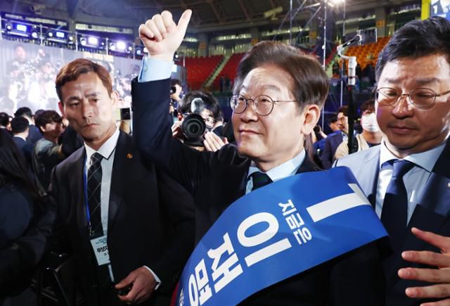 이재명 전 더불어민주당 대표가 지난 19일 충북 청주체육관에서 열린 제21대 대통령선거 후보자 선출을 위한 충청권 합동연설회를 마치고 당원들을 향해 인사하고 있다. 뉴스1