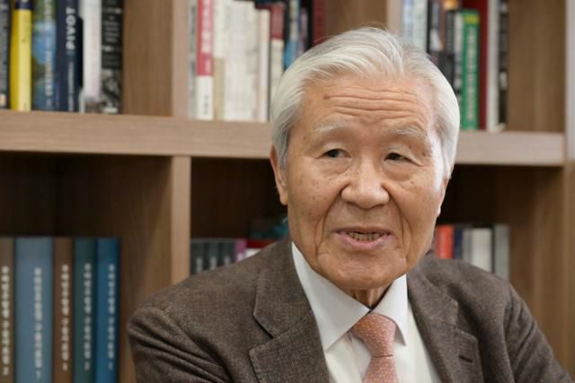 조갑제 조갑제닷컴 대표가 18일 서울 종로구 조 대표의 사무실에서 본보와 인터뷰하고 있다. 강예진 기자