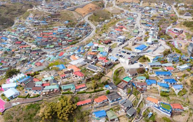 강원 동해시 묵호등대와 논골담길 일대의 모습.