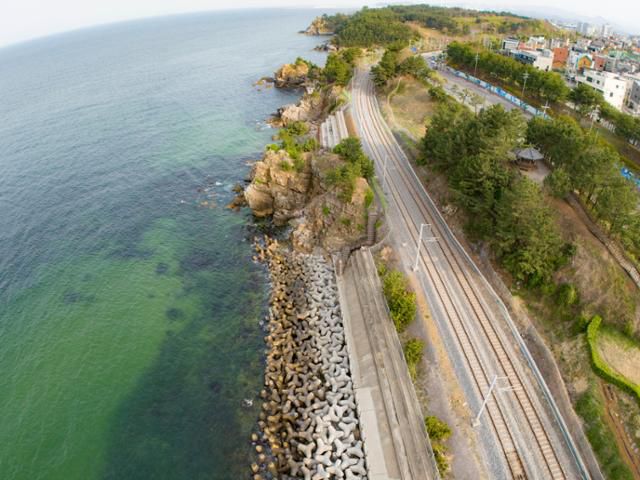강원 동해시 하평해변 남단 방파제 옆으로 영동선 철길이 지나고 있다.