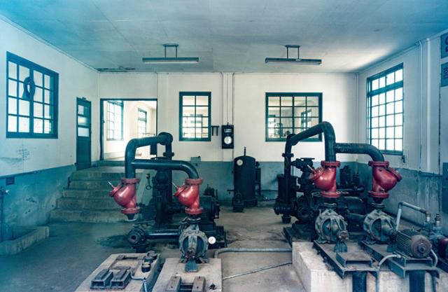 강원 동해시 동해 구 상수시설 기계실 내에 장비들이 남아 있다.